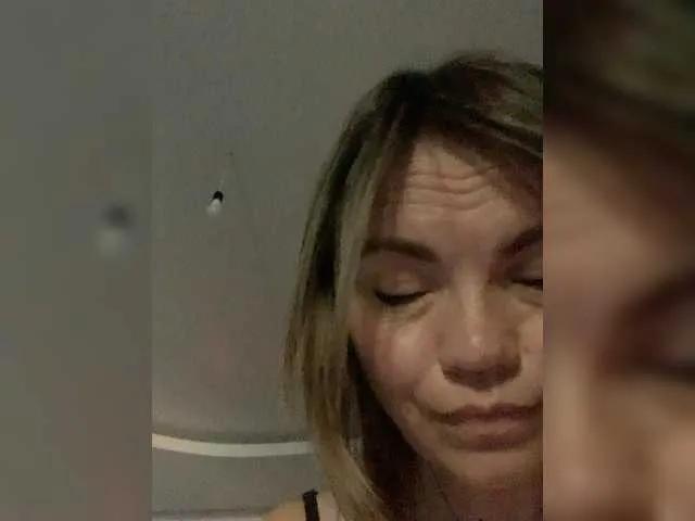 Ella-Pearlie on BongaCams 