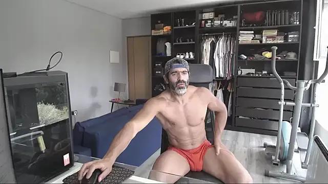 latinoo23bom on StripChat