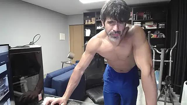 latinoo23bom on StripChat