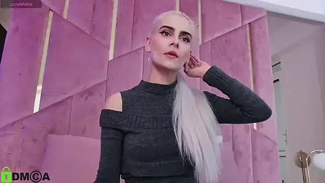 SelenaDaze on StripChat 